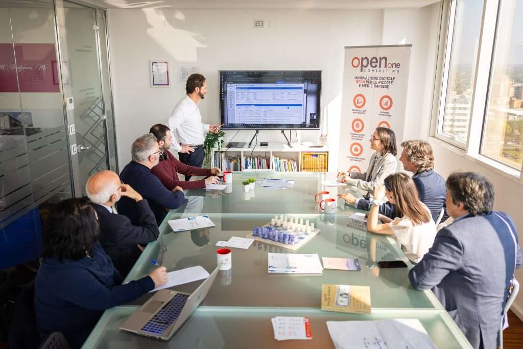 Riunione operativa di change management: il team discute le resistenze al cambiamento dei processi